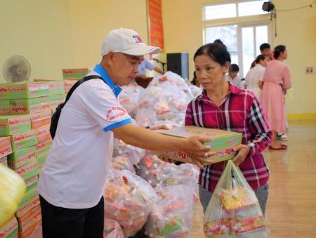 Hưng Nguyên: Đoàn thiện nguyện trao 100 suất quà cho hộ khó khăn bị ngập lụt xã Xuân Lam